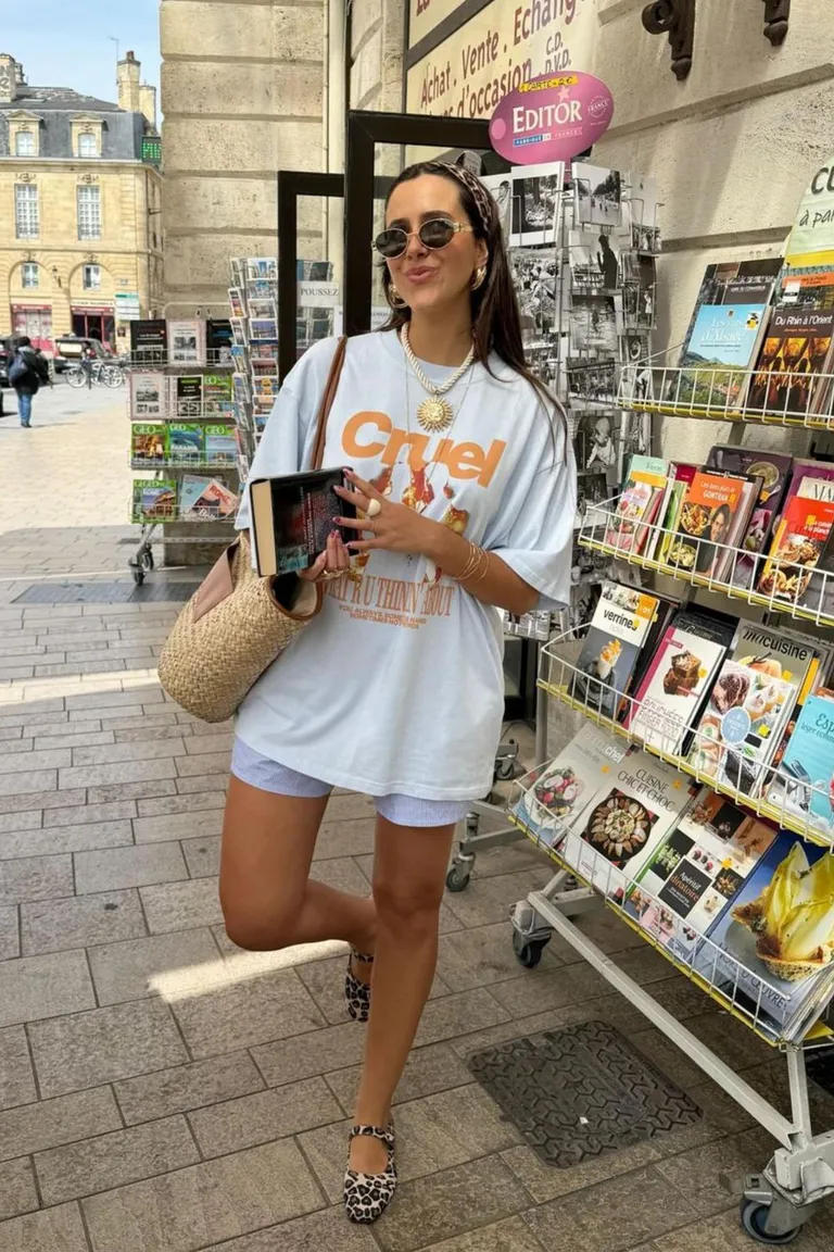 Look Casual Chic: Camiseta Blanca y Chanclas para un Día de Verano de ootd para argentina