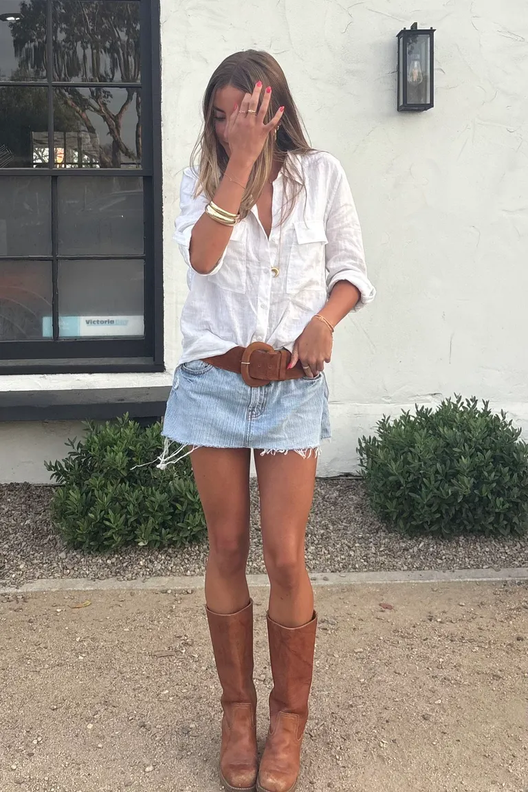 Look Casual Chic: Camisa Blanca, Shorts y Botas Cowboy Marrones de ootd para argentina