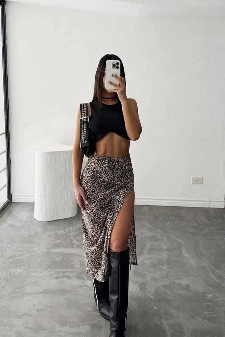 Look Glamuroso: Vestido Animal Print con Botas Altas de ootd para argentina