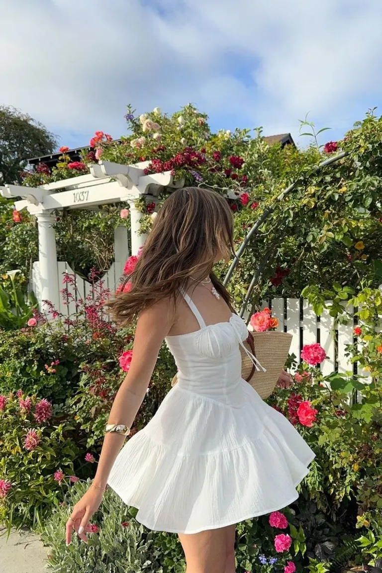 Vestido Blanco Veraniego con Detalles Románticos en Jardín de Rosas de ootd para argentina