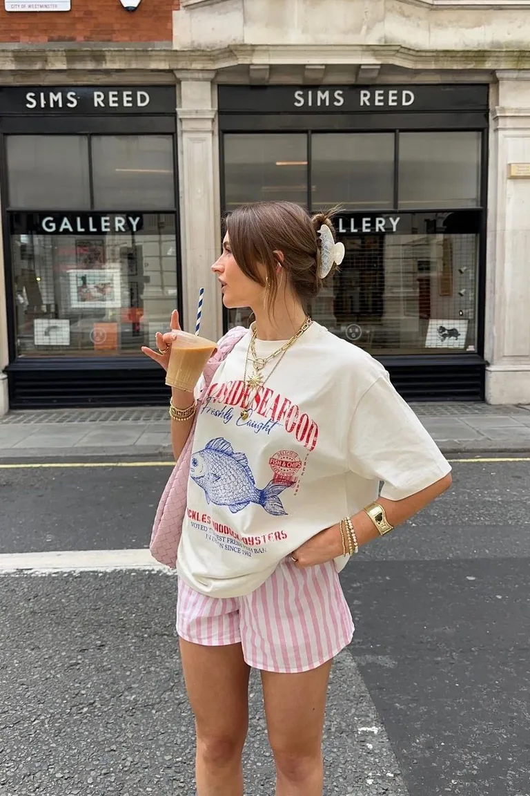 Look Veraniego: Rayas Rosa y Camiseta Gráfica Oversize de ootd para argentina