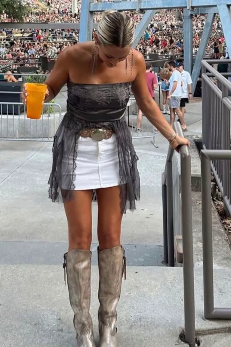 Look Festival: Mini Falda Blanca y Botas Altas de Ante Gris de ootd para argentina