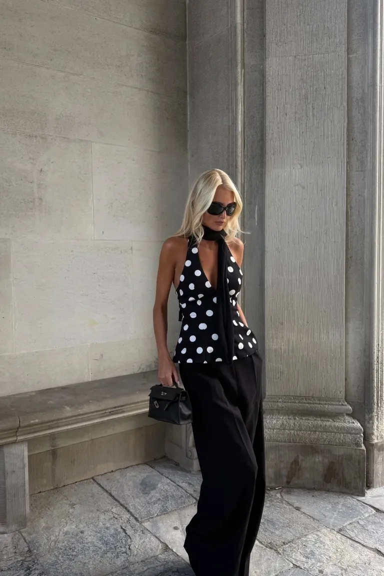 Look Elegante: Blusa de Lunares y Falda Negra para Ocasiones Especiales de ootd para argentina