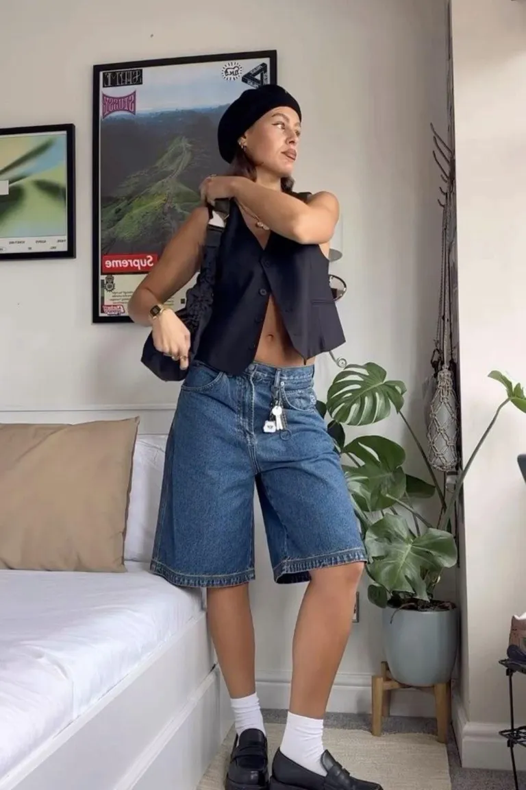 Look Grunge Chic: Chaleco Denim y Botas Negras de ootd para argentina