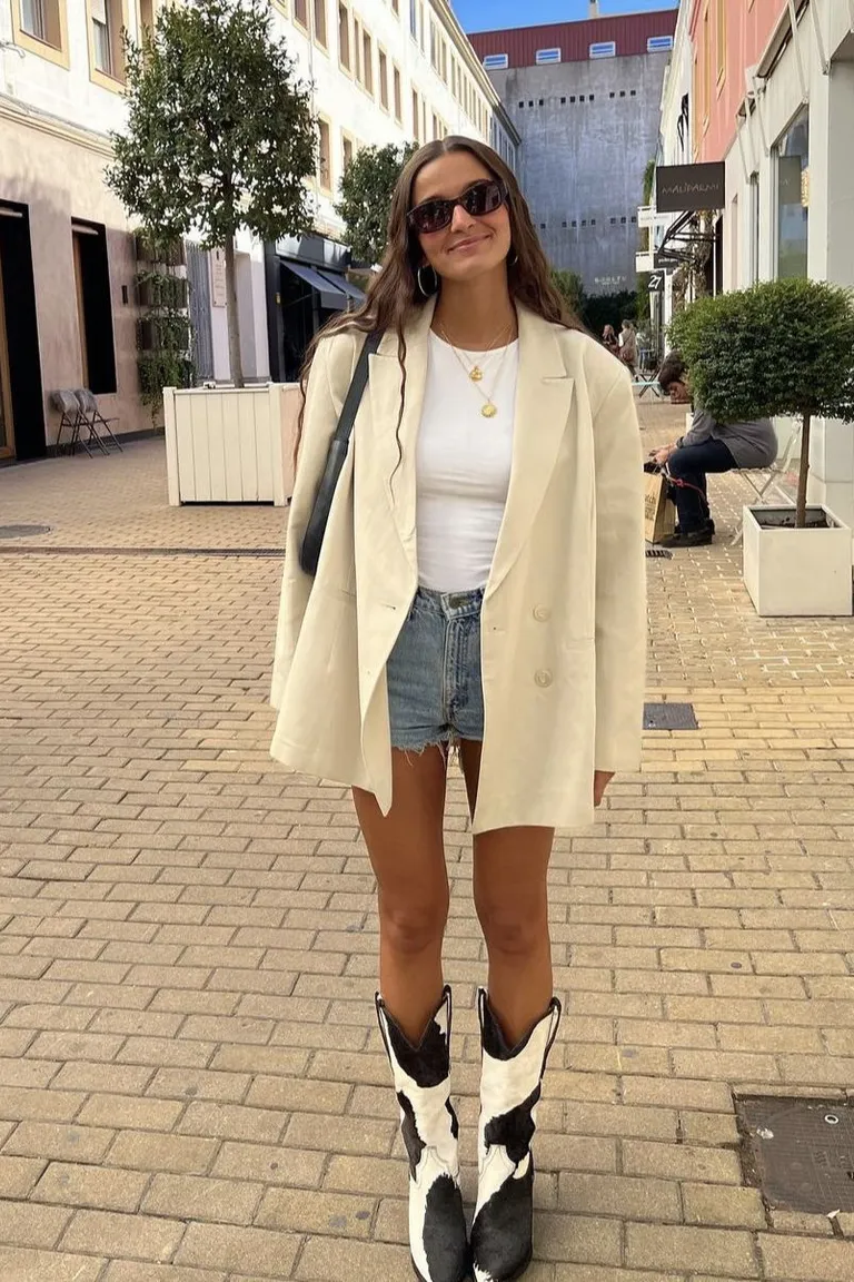 Look Casual Chic: Blazer Crema y Shorts con Botas Bicolor de ootd para argentina
