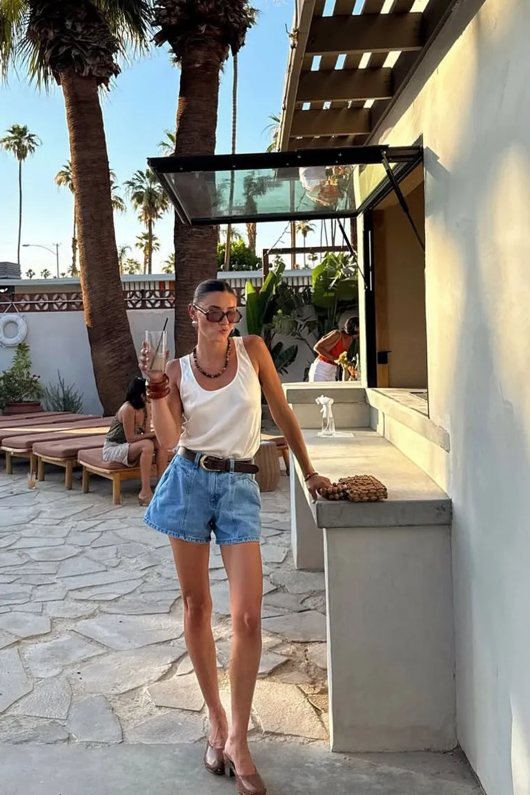 Look Veraniego: Shorts Denim & Sandalias Elegantes para Terraza de ootd para argentina