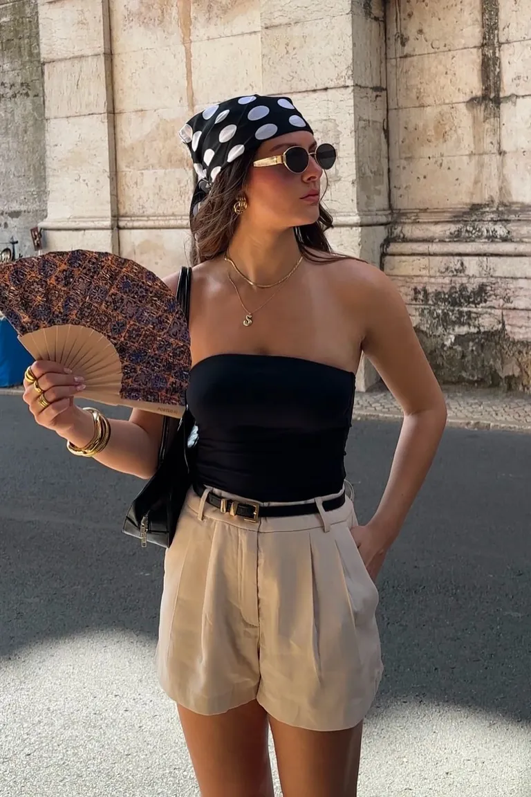 Look Veraniego Chic: Shorts Beige y Top Negro con Detalles Románticos de ootd para argentina