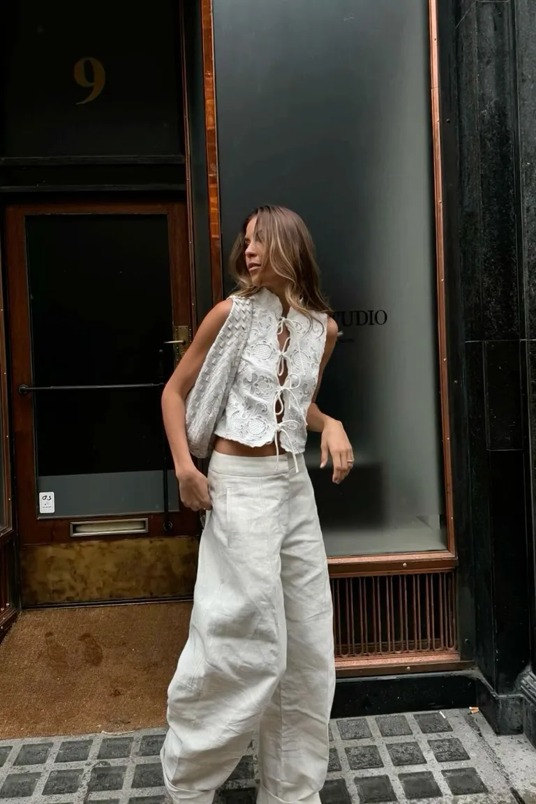 Mono Blanco Oversized: El Arte del Minimalismo Contemporáneo de ootd para argentina