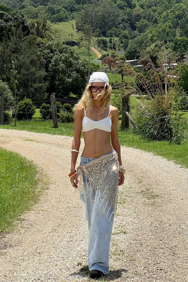 Falda Larga Plateada con Lentejuelas y Top Blanco para Verano de ootd para argentina