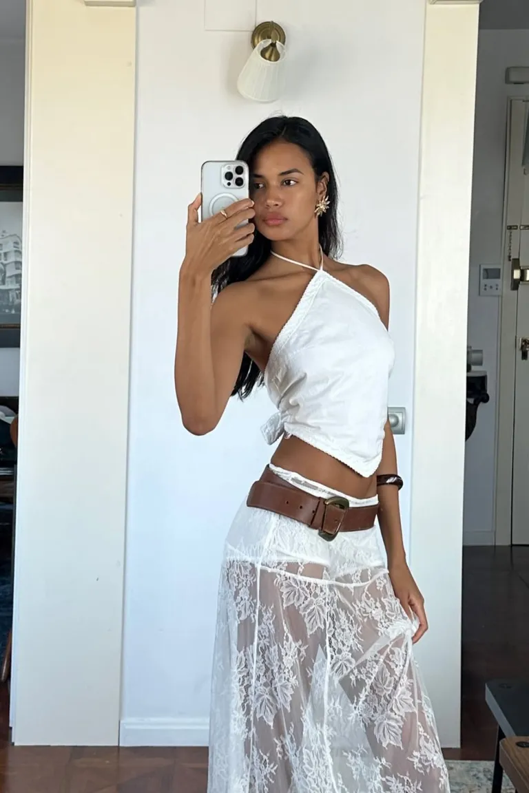 Look Romántico: Falda de Encaje Transparente con Top Blanco de ootd para argentina