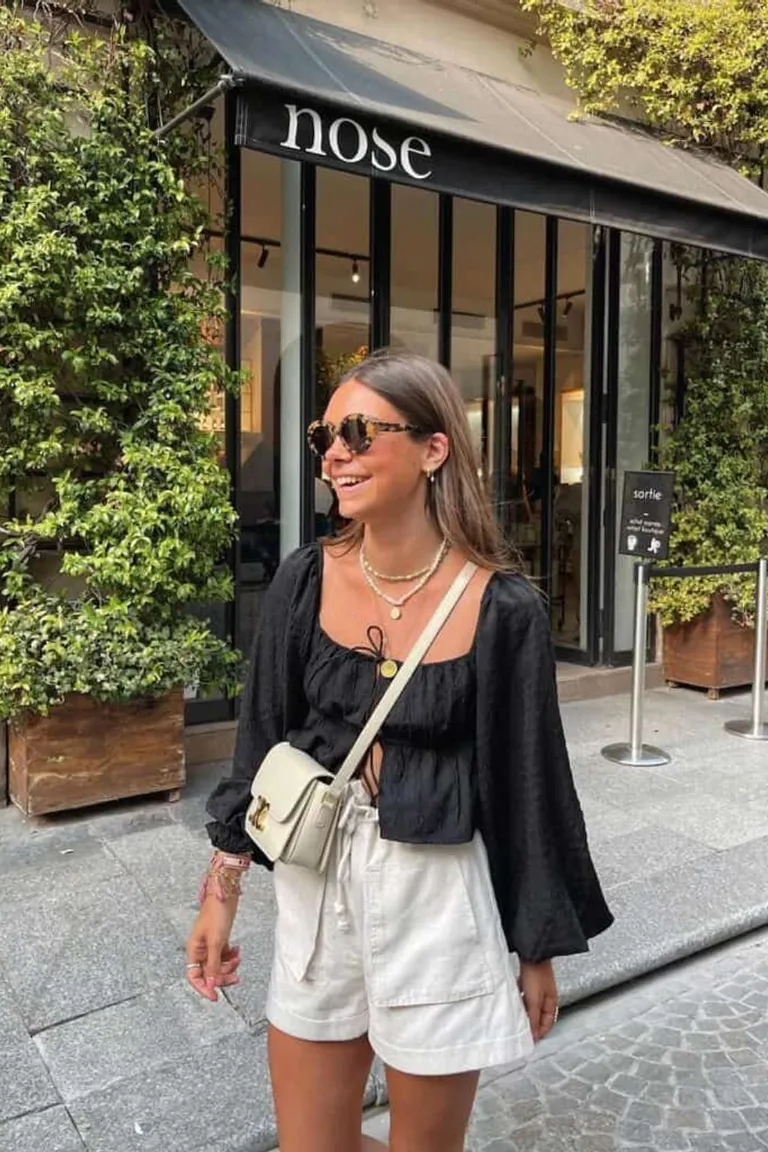 Look Casual Chic Veraniego con Blazer Negro y Shorts Blancos de ootd para argentina