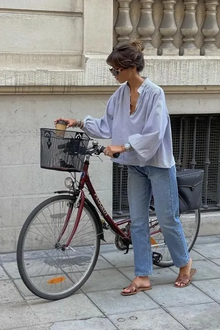 Look Casual Chic: Camisa Oversize y Jeans con Bicicleta Urbana de ootd para argentina