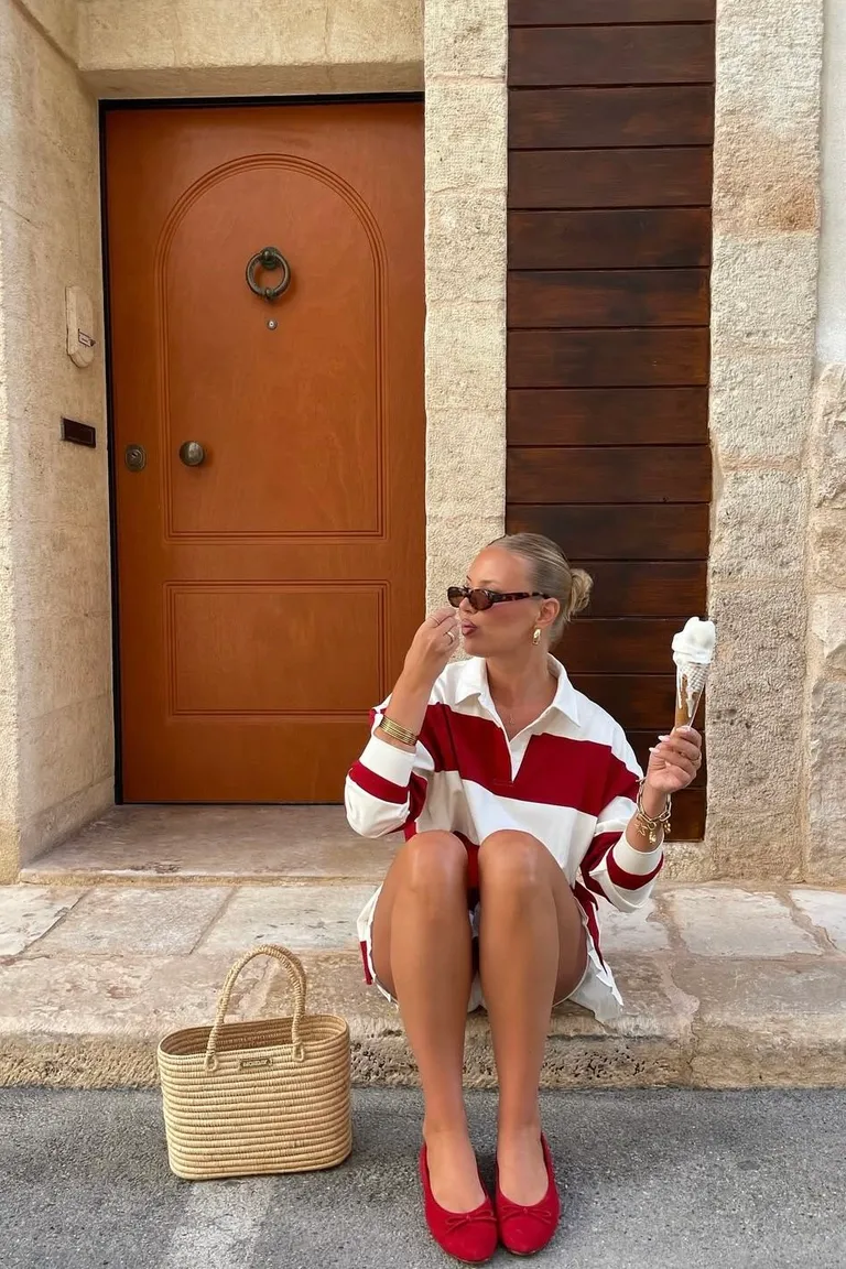 Zapatos Rojos Elegantes con Vestido Blanco: Estilo Mediterráneo de ootd para argentina