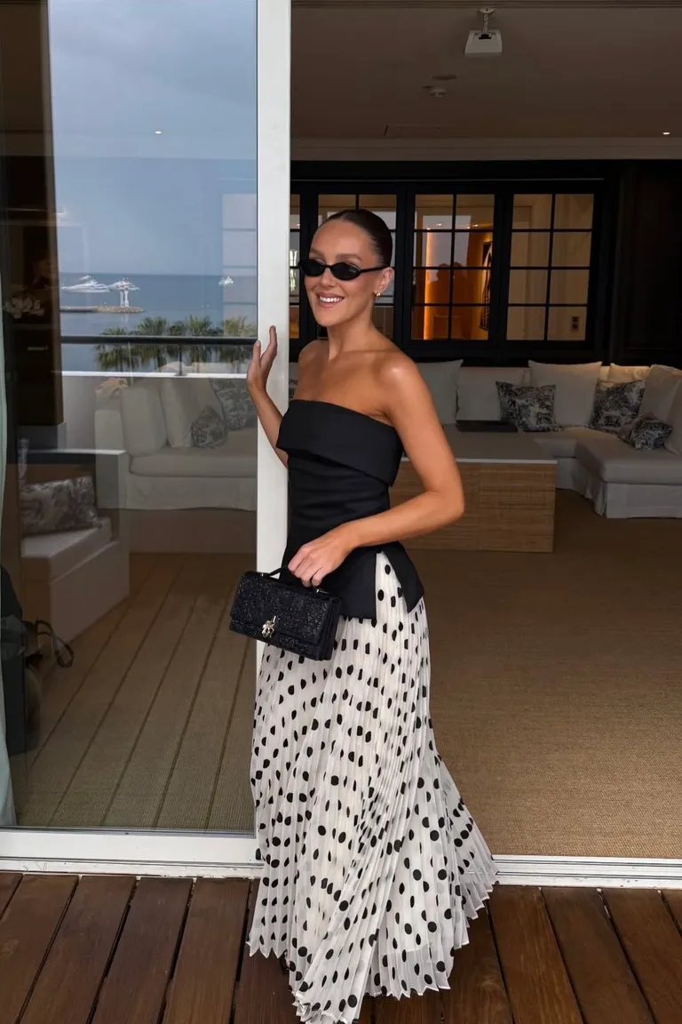 Elegancia Veraniega: Conjunto Negro y Blanco con Falda Plisada de ootd para argentina