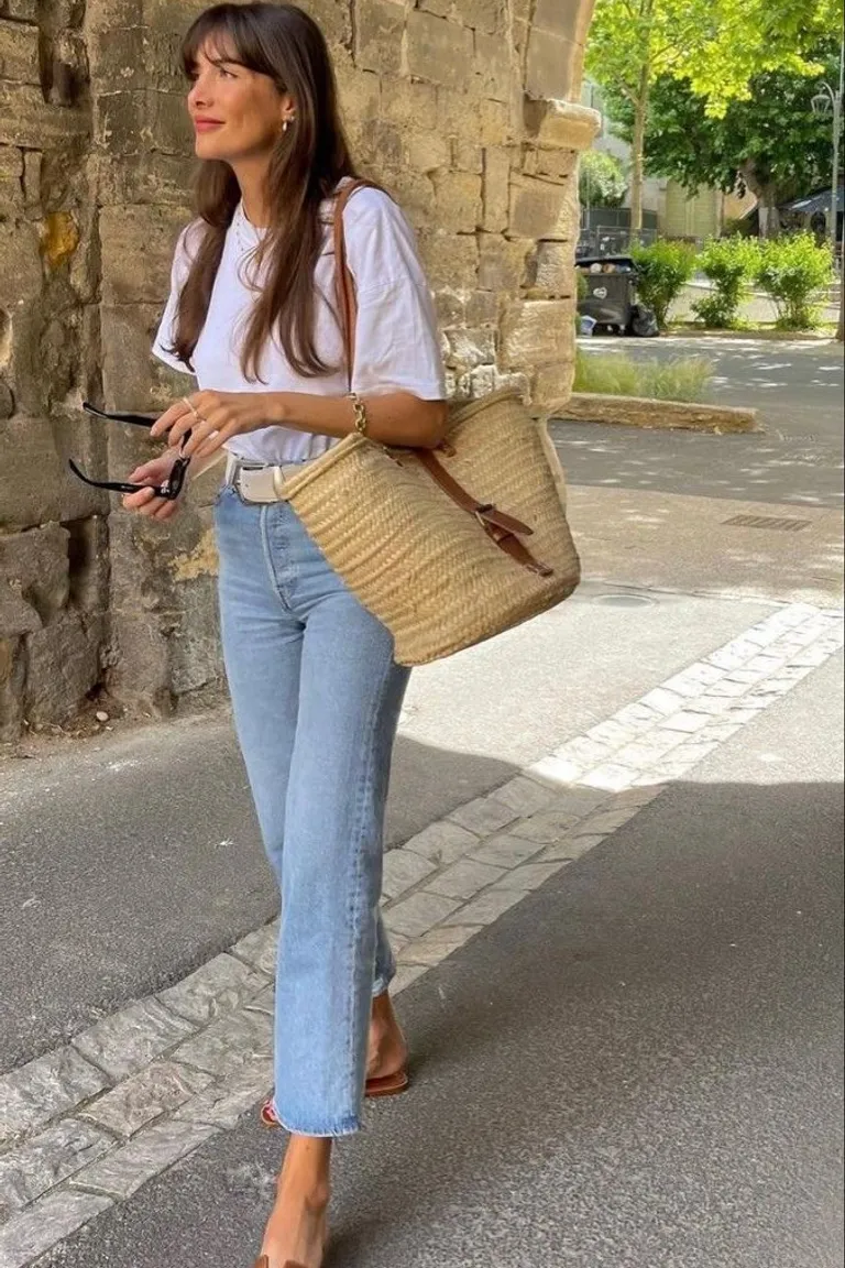 Look Casual Chic: Vaqueros Rectos y Blusa Blanca con Toque Provenzal de ootd para argentina