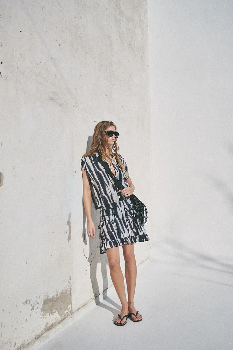 Falda con estampa artística, volados y cintura alta de Sweet en Faldas para argentina