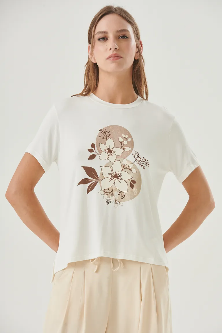 Remera femenina de corte clásico con estampa floral en tonos naturales de Sweet en Remeras para argentina