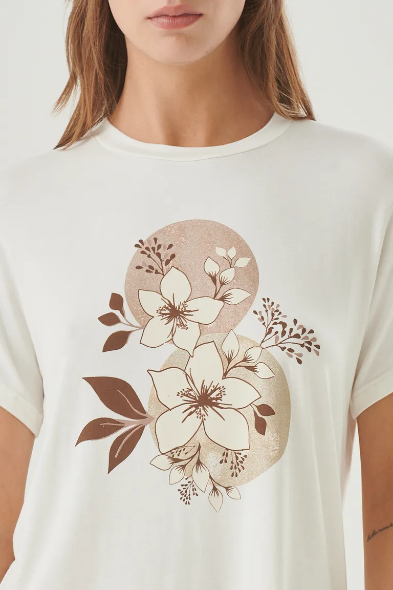Remera femenina de corte clásico con estampa floral en tonos naturales de Sweet en Remeras para argentina