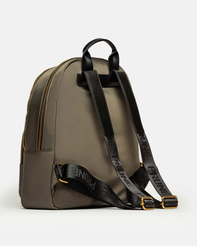 Mochila urbana con bolsillo frontal externo, doble compartimento y herrajes metálicos con acabado distinguido de Prüne en Mochilas para argentina