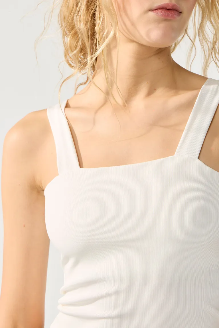 Top musculosa blanco de ribb liso con escote recto y breteles anchos de Cuesta Blanca en Tops para argentina