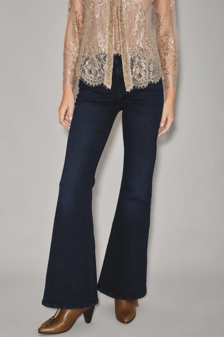 Pantalón de jean tiro alto con corte ajustado y botamanga levemente ensanchada de Rapsodia en Pantalones para argentina