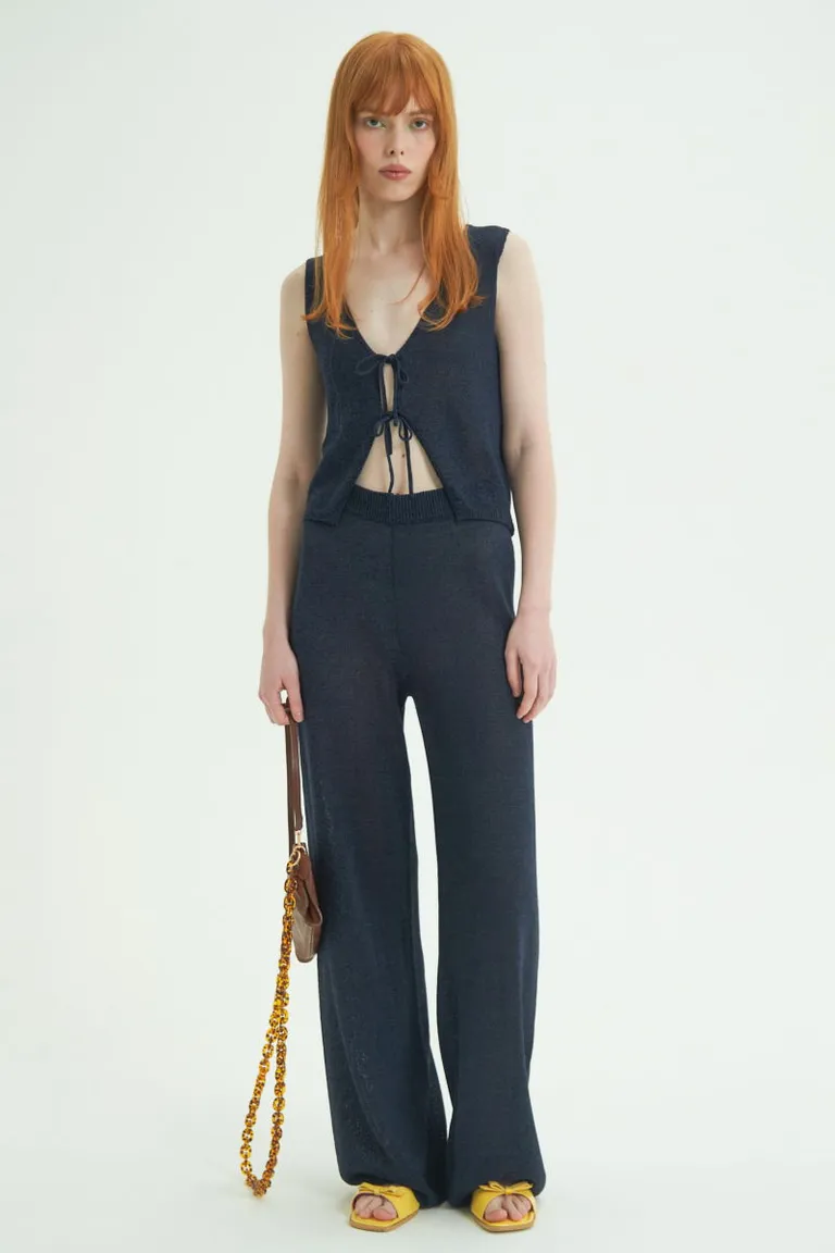 Pantalón de tiro alto con piernas anchas para un estilo relajado y sofisticado de Las Pepas en Pantalones para argentina