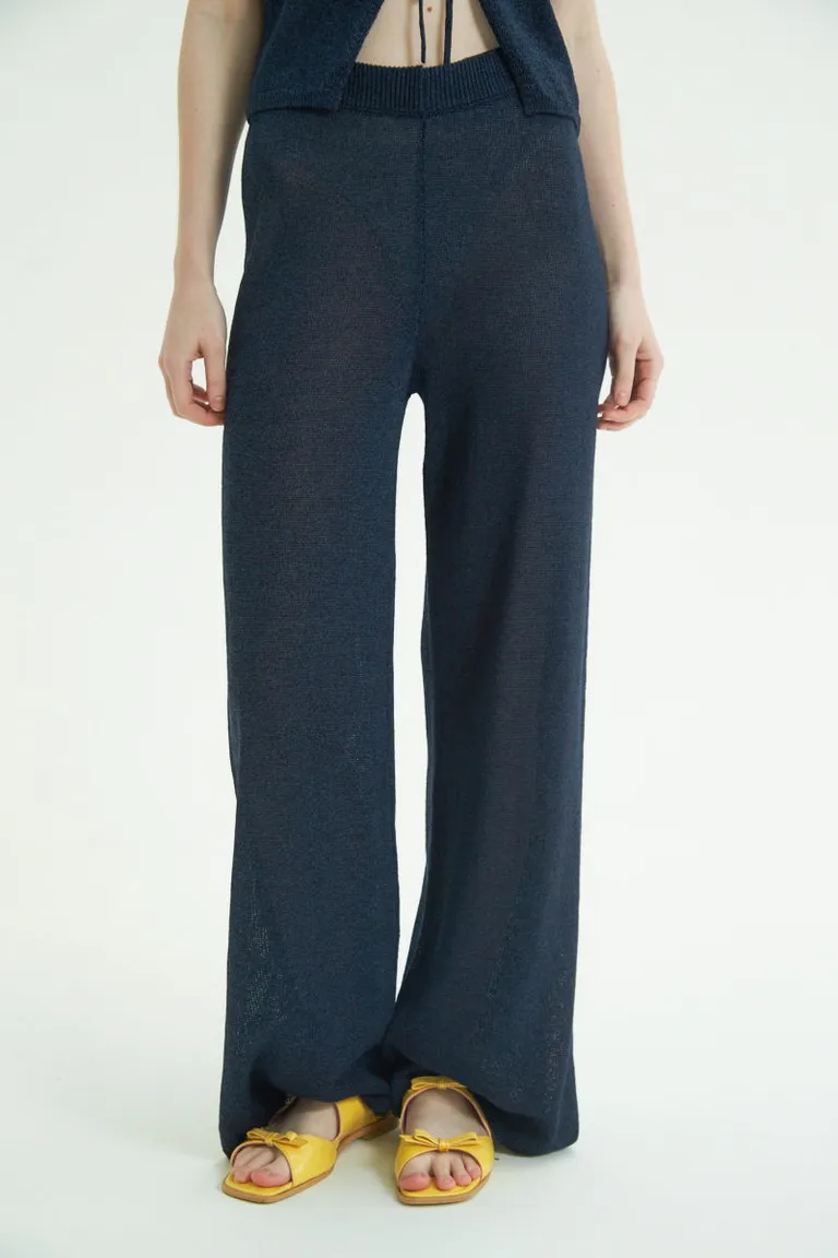 Pantalón de tiro alto con piernas anchas para un estilo relajado y sofisticado de Las Pepas en Pantalones para argentina