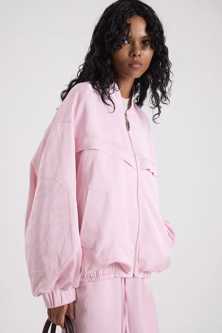 Chaqueta bomber de silueta amplia con cierre metálico frontal y bolsillos en el frente de Maria Cher en Chaquetas para argentina