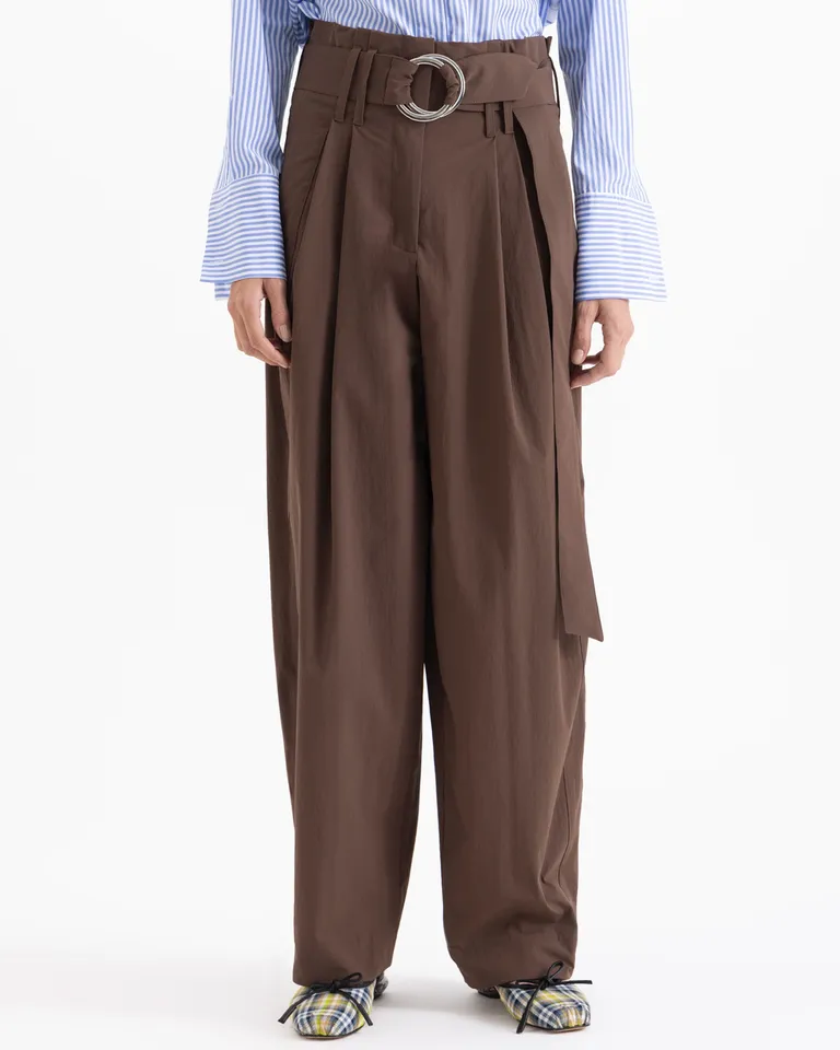 Pantalón de tiro alto con tablas, pernera amplia y lazo ajustable en la cintura de Jazmin Chebar en Pantalones para argentina