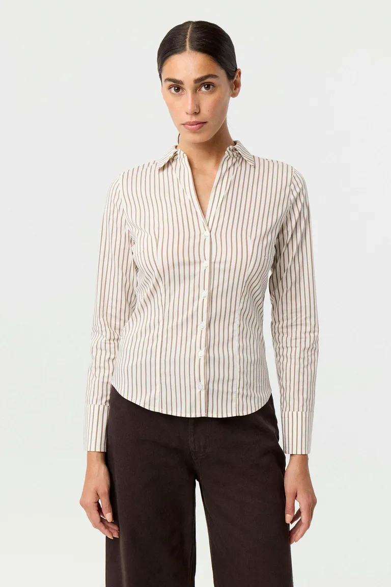 Camisa entallada de mangas largas con cuello clásico y detalle de rayas verticales de Markova en Camisas para argentina