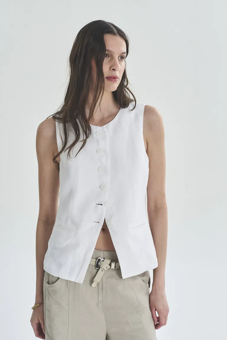 Chaleco sin mangas de corte recto en color blanco para mujer de Akiabara en Chalecos para argentina
