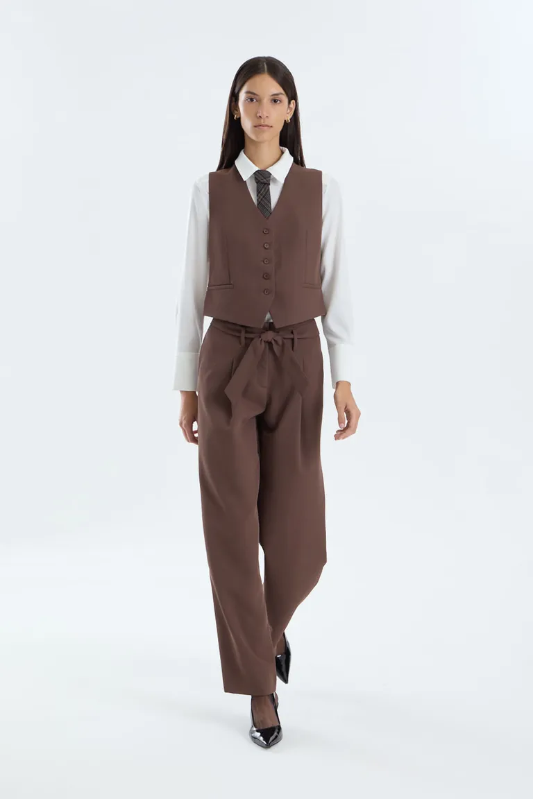 Chaleco sastrero con botonadura frontal y diseño entallado de Portsaid en Chalecos para argentina