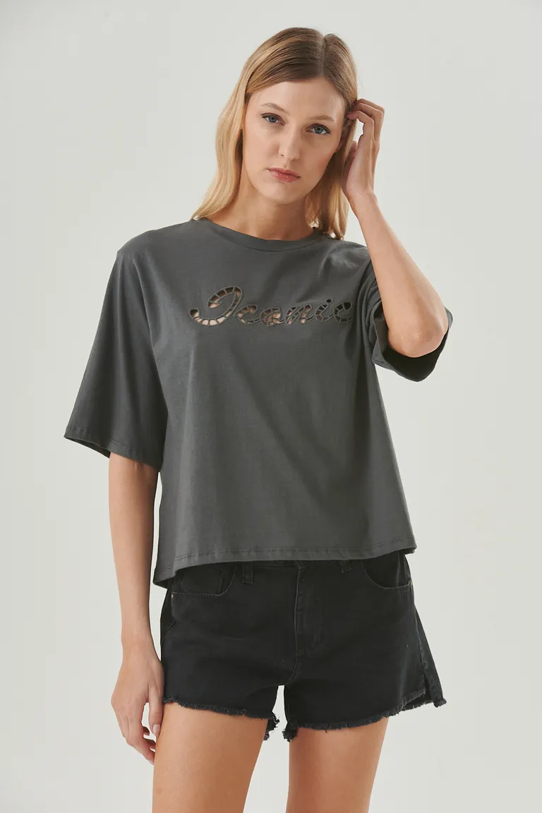Remera mujer gris con estampado 'iconic' para un look casual y moderno de Sweet en Remeras para argentina