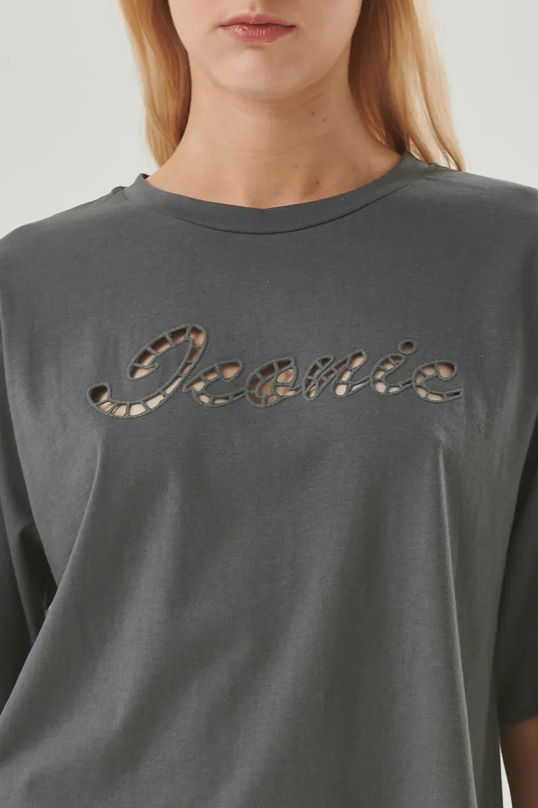 Remera mujer gris con estampado 'iconic' para un look casual y moderno de Sweet en Remeras para argentina