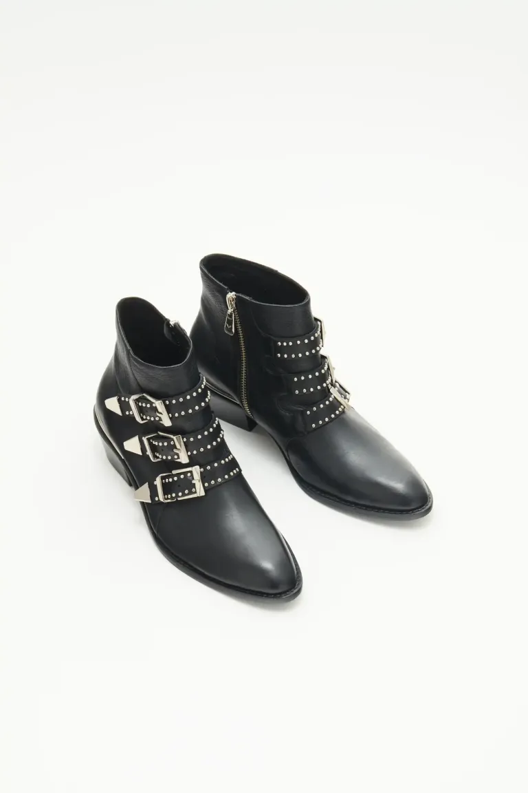 Botines de cuero negro con detalles metálicos, un clásico con estilo rocker de Rapsodia en Botas y Botinetas para argentina
