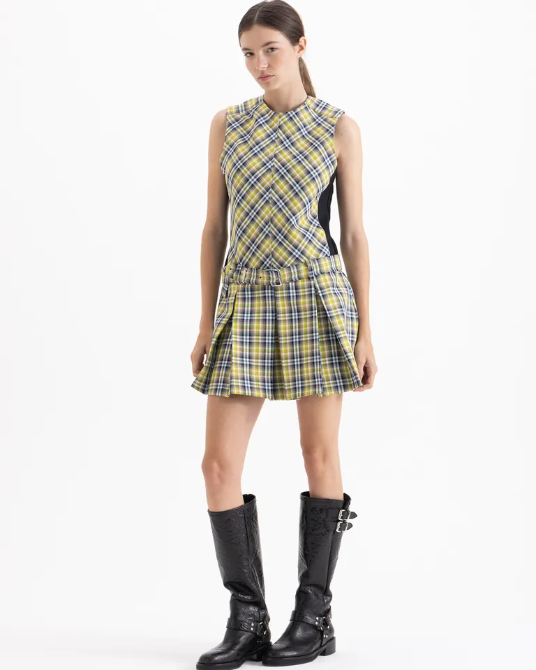 Bota de caña alta con diseño arrugado y hebillas decorativas en los laterales de Jazmin Chebar en Botas y Botinetas para argentina