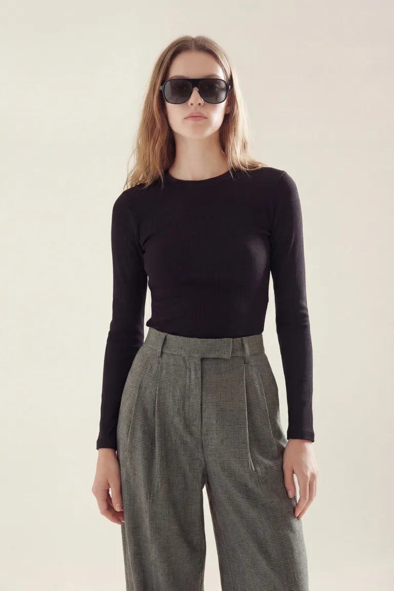 Sweater de manga larga con cuello redondo y calce ajustado de Akiabara en Buzos y Sweaters para argentina