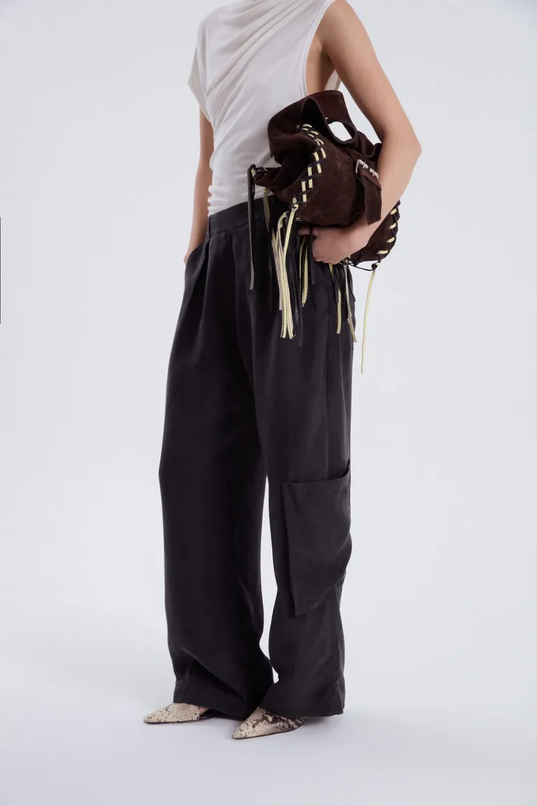 Pantalón de cupro viscosa con detalles modernos y lineares de Maria Cher en Pantalones para argentina