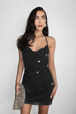 Mini vestido escote drapeado diamante de Boohoo en Vestidos para argentina