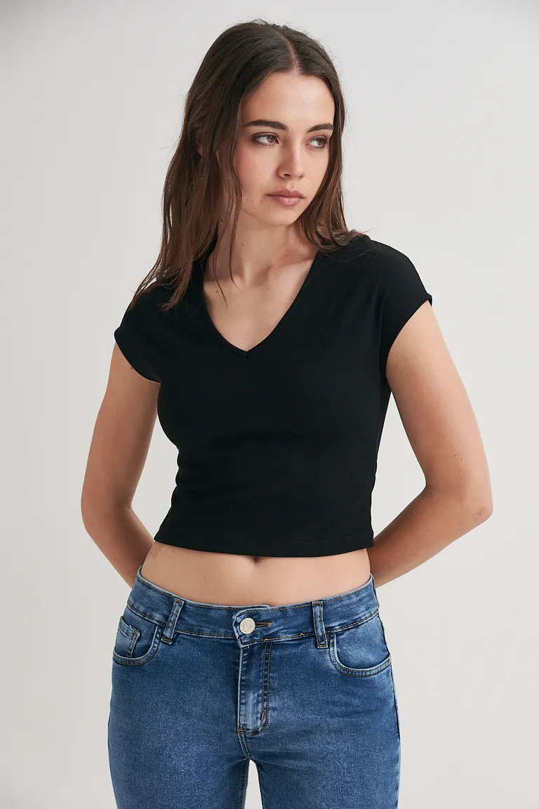 Remera básica de escote en V, corte recto y manga corta para un estilo sencillo y versátil de Sweet en Remeras para argentina