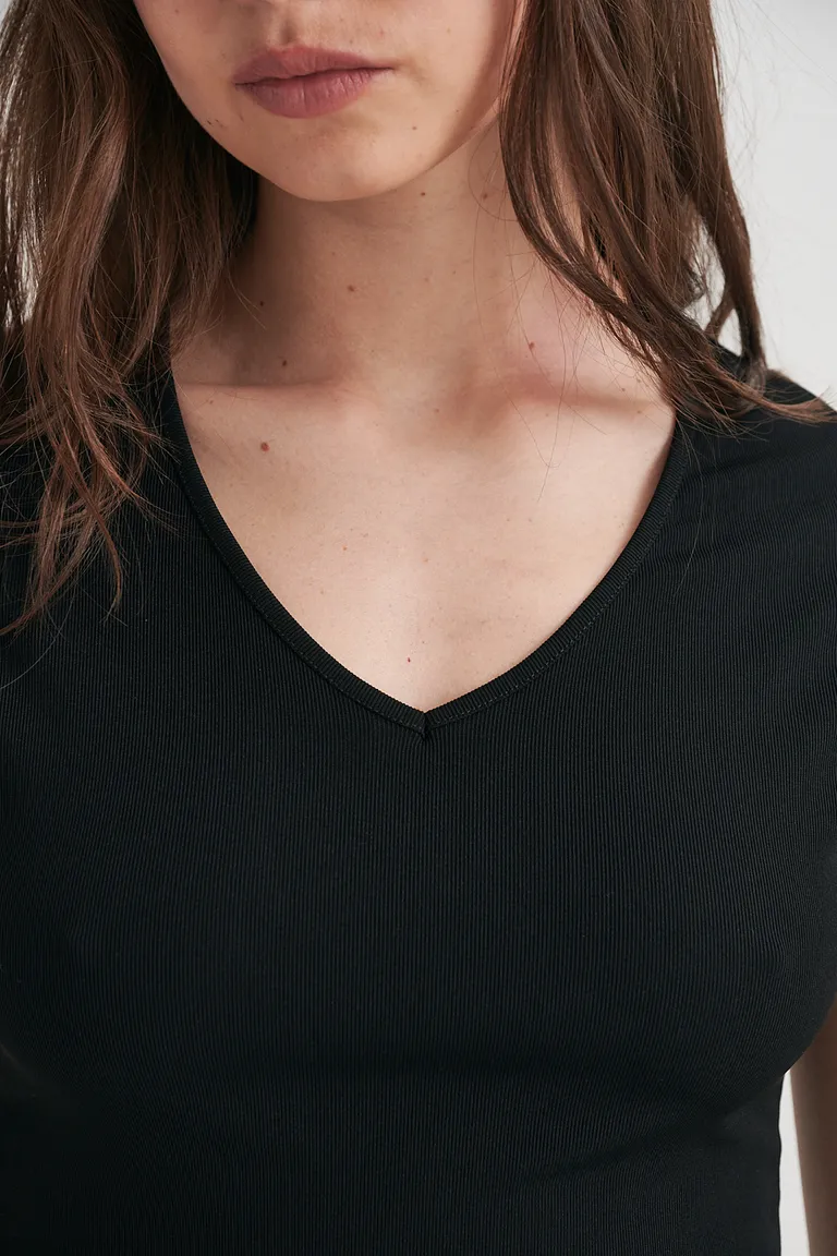 Remera básica de escote en V, corte recto y manga corta para un estilo sencillo y versátil de Sweet en Remeras para argentina