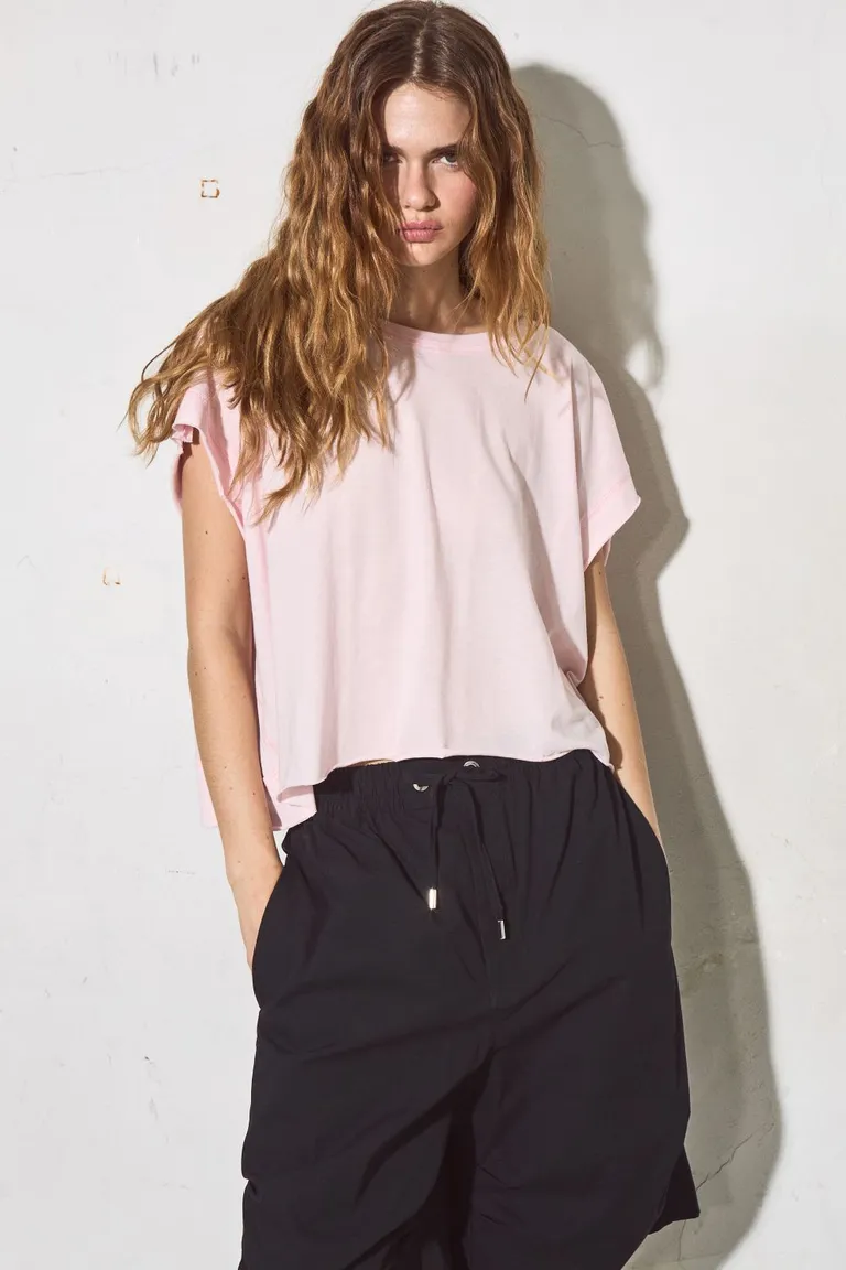 Remera de manga corta con escote en U en espalda, ideal para looks versátiles y cómodos de Allo Martinez en Remeras para argentina