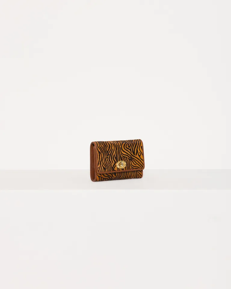 Billetera de estampado animal print con compartimentos interiores de Jazmin Chebar en Billeteras y Monederos para argentina