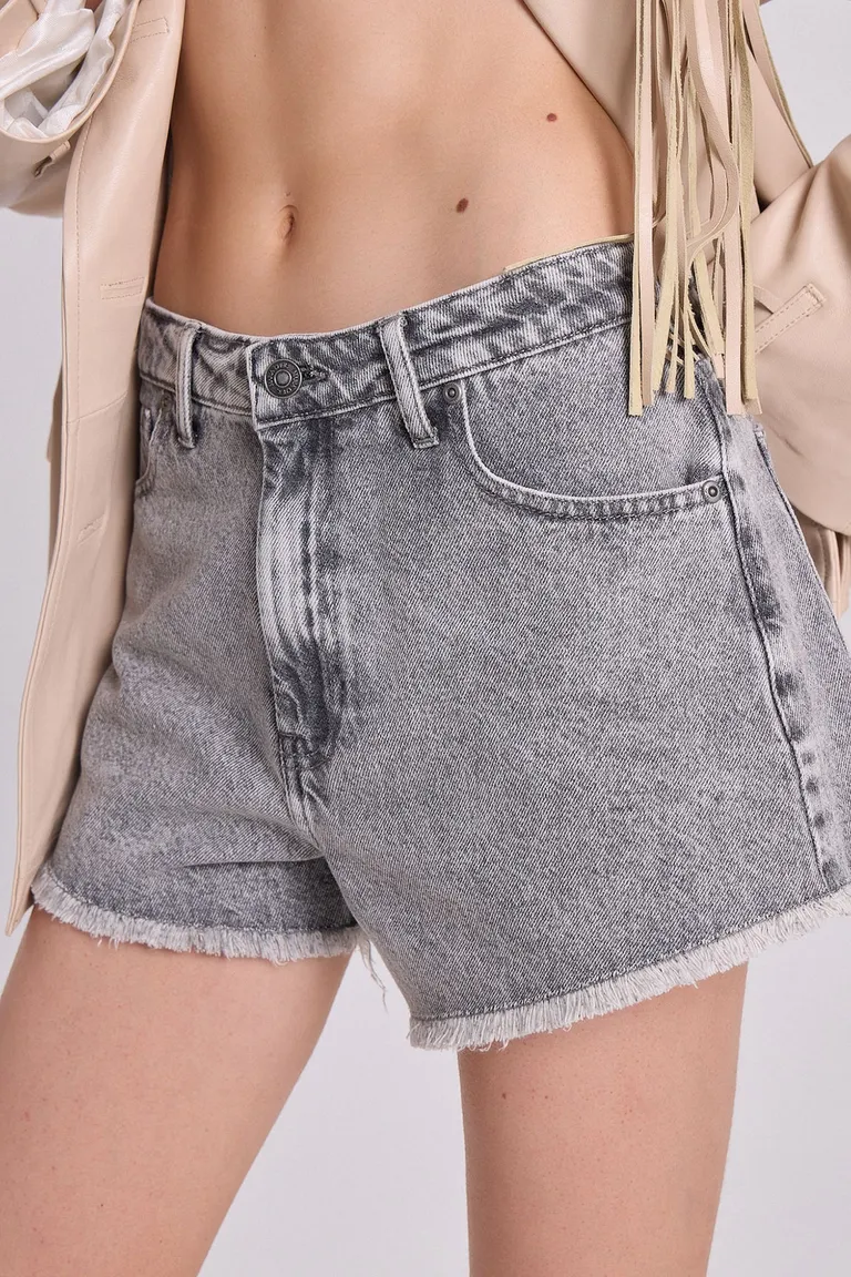 Shorts de denim de corte relajado con detalles desgastados y estilo casual de Maria Cher en Shorts para argentina