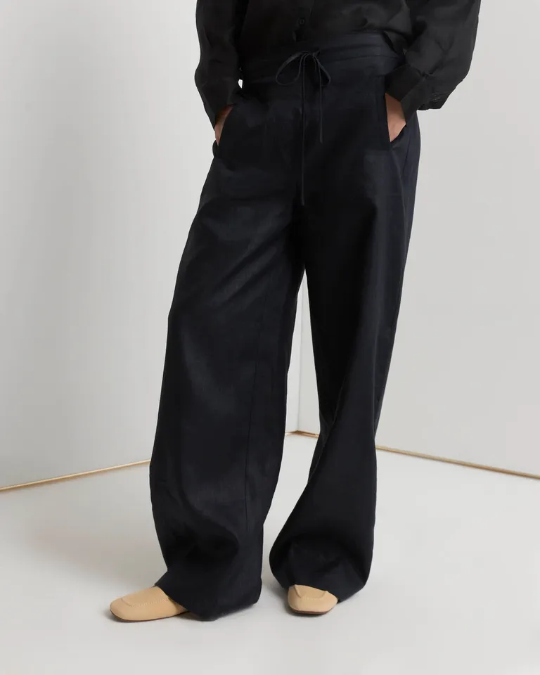 Pantalón de lino recto y holgado con detalles en foil de brillo sutil de Prüne en Pantalones para argentina