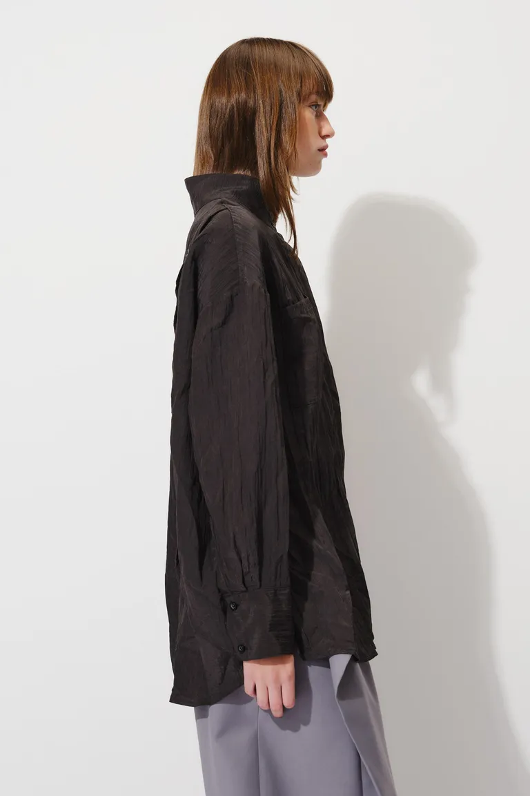 Camisa de mujer con cuello alto, cierre de doble abotonadura frontal y bolsillo aplicado de Mishka en Camisas para argentina