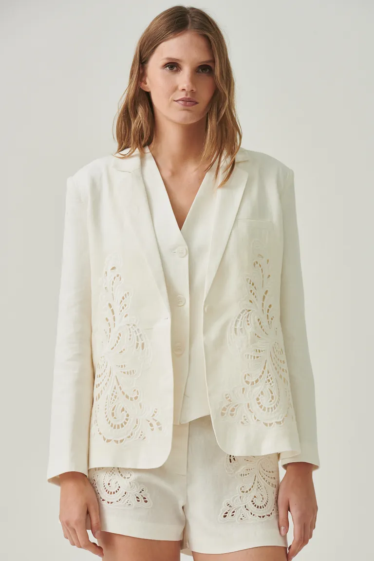Blazer blanco con bordados calados en las solapas, un toque de elegancia y sofisticación de Sweet en Blazers para argentina