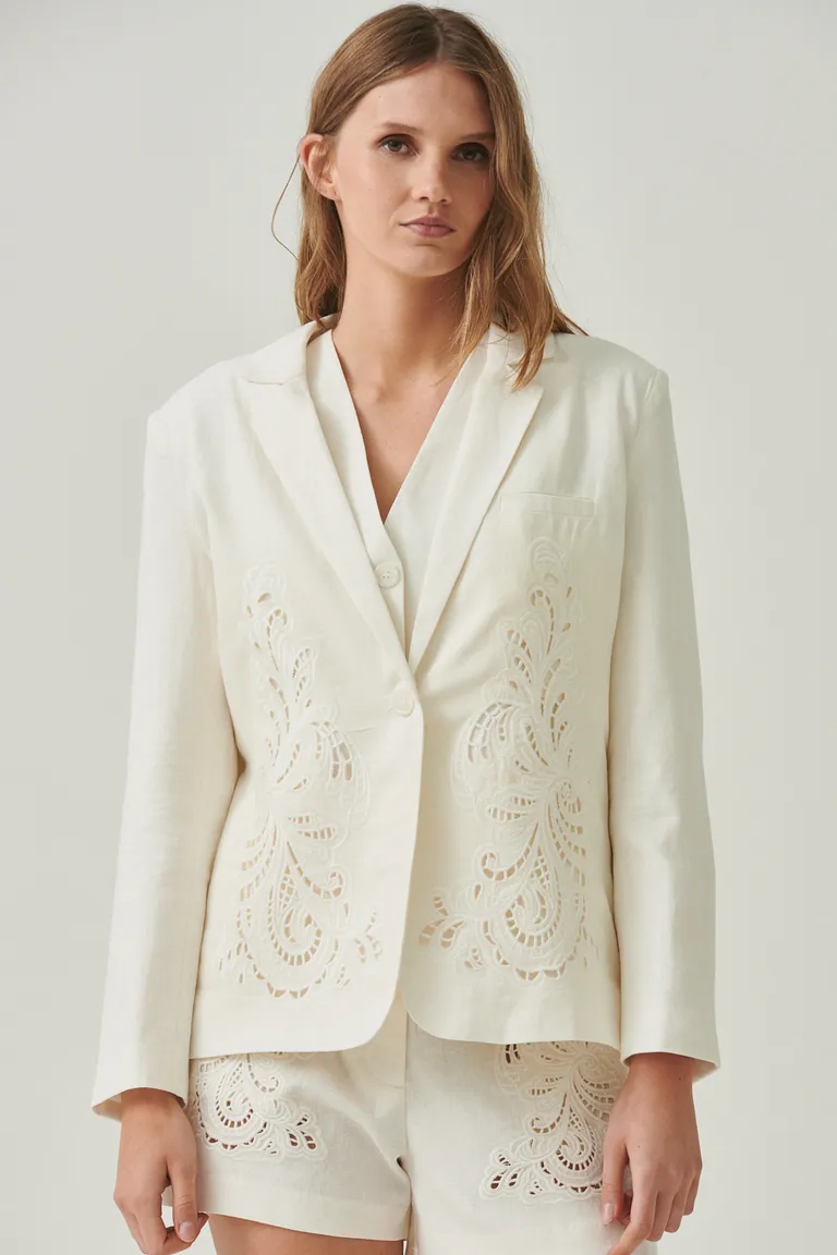 Blazer blanco con bordados calados en las solapas, un toque de elegancia y sofisticación de Sweet en Blazers para argentina