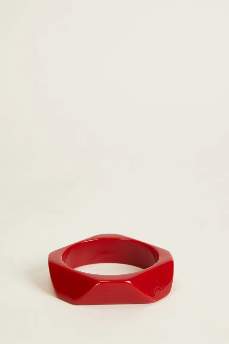 Pulsera de resina con diseño geométrico en rojo, ideal para el verano de Tucci en Bijouterie para argentina