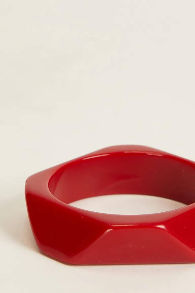Pulsera de resina con diseño geométrico en rojo, ideal para el verano de Tucci en Bijouterie para argentina